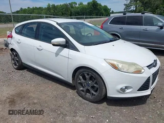 2014 Ford Focus SE z VIN 1FADP3K23EL323483, wystawiony jako IAAI lot #42293726 z przebiegiem 176 392 mil mil oraz . Historia ofert i sprzedaży dostępna na DreamBid. Obrazek 1.