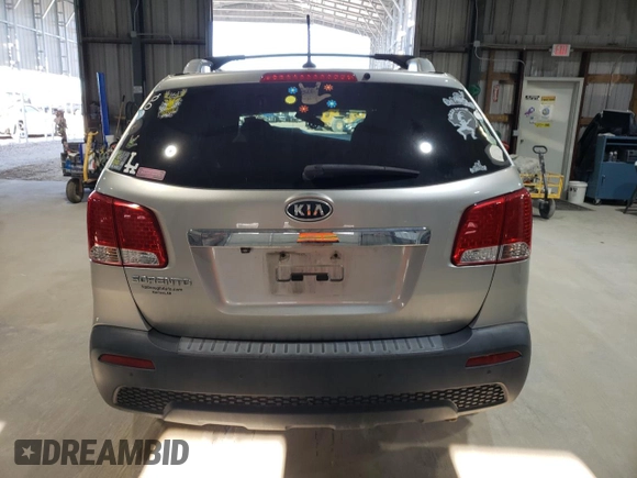 2013 Kia Sorento LX z VIN 5XYKT3A62DG348239, wystawiony jako Copart lot #52022165 z przebiegiem Nie podano mil oraz Szkoda całkowita • Salvage title. Historia ofert i sprzedaży dostępna na DreamBid. Obrazek 6.