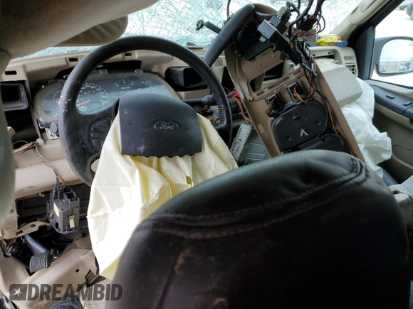2005 Ford Excursion Eddie Bauer z VIN 1FMNU44L15ED03851, wystawiony jako Copart lot #46347405 z przebiegiem Nie podano mil oraz Nie do naprawy • Non repairable. Historia ofert i sprzedaży dostępna na DreamBid. Obrazek 8.