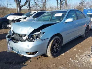 2006 Toyota Camry LE z VIN 4T1BF30K46U621829, wystawiony jako IAAI lot #41068239 z przebiegiem 96 942 mil mil oraz . Historia ofert i sprzedaży dostępna na DreamBid. Obrazek 6.