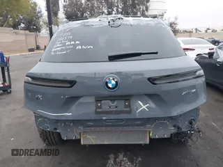 2025 BMW iX xDrive50 z VIN WB523CF07SCT32782, wystawiony jako IAAI lot #42097770 z przebiegiem 3 447 mil mil oraz . Historia ofert i sprzedaży dostępna na DreamBid. Obrazek 17.