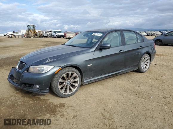 2011 BMW 3 Series 328i z VIN WBAPH5C52BA445975, wystawiony jako Copart lot #54179105 z przebiegiem 117 147 mil mil oraz Szkoda całkowita • Salvage title. Historia ofert i sprzedaży dostępna na DreamBid. Obrazek 1.
