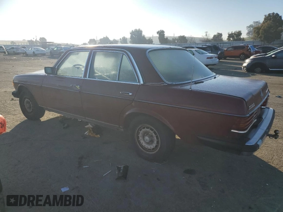1983 Mercedes-Benz 300 D z VIN WDBAB33A8DB029422, wystawiony jako Copart lot #41494185 z przebiegiem 194 507 mil mil oraz Szkoda całkowita • Salvage title. Historia ofert i sprzedaży dostępna na DreamBid. Obrazek 2.