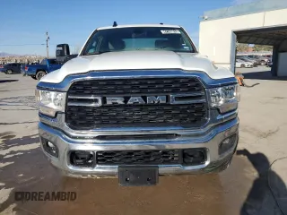 2024 Ram 2500 Big Horn z VIN 3C6UR5JL3RG337551, wystawiony jako Copart lot #47143015 z przebiegiem 12 473 mil mil oraz Czysty tytuł • Clean title. Historia ofert i sprzedaży dostępna na DreamBid. Obrazek 5.