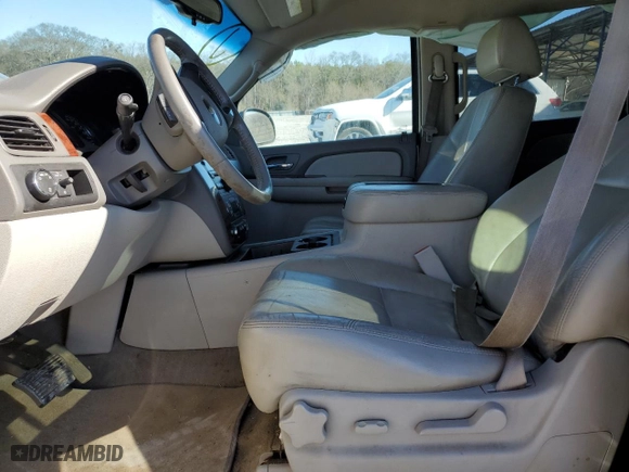 2009 Chevrolet Suburban LT w/2LT with VIN 1GNFC26089R268105, listed as a Copart auction lot 43194715 with 0 mi miles and Salvage Title. Bid and sale history available at carsss.com. Image 7.