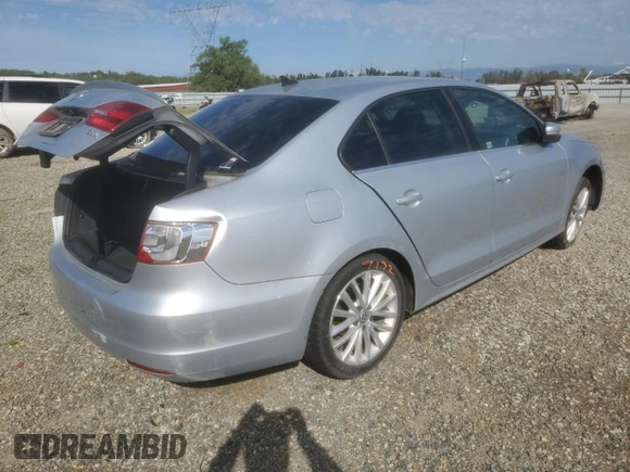 2014 Volkswagen Jetta SEL с VIN 3VWL17AJ4EM426947, выставлен на аукционе Copart как лот 49431185 с пробегом 104 254 миль миль и Списание • Salvage title. История ставок и продаж доступна на DreamBid. Изображение 3.