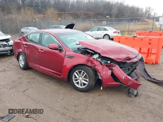 2013 Kia Optima LX z VIN 5XXGM4A78DG174067, wystawiony jako IAAI lot #41207251 z przebiegiem 127 200 mil mil oraz . Historia ofert i sprzedaży dostępna na DreamBid. Obrazek 1.