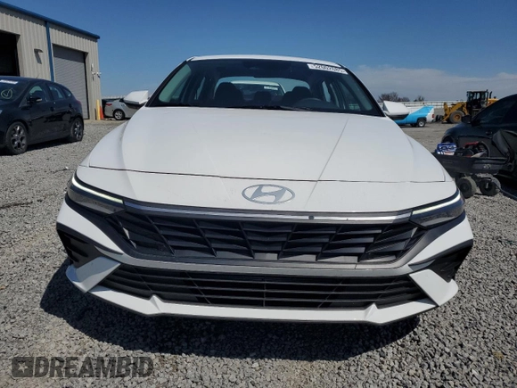 2024 Hyundai Elantra SEL z VIN KMHLM4DG1RU641644, wystawiony jako Copart lot #52002685 z przebiegiem 31 710 mil mil oraz Szkoda całkowita • Salvage title. Historia ofert i sprzedaży dostępna na DreamBid. Obrazek 5.