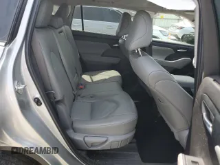 2022 Toyota Highlander XLE z VIN 5TDGZRBH3NS254141, wystawiony jako Copart lot #55397545 z przebiegiem 12 352 mil mil oraz Szkoda całkowita • Salvage title. Historia ofert i sprzedaży dostępna na DreamBid. Obrazek 11.