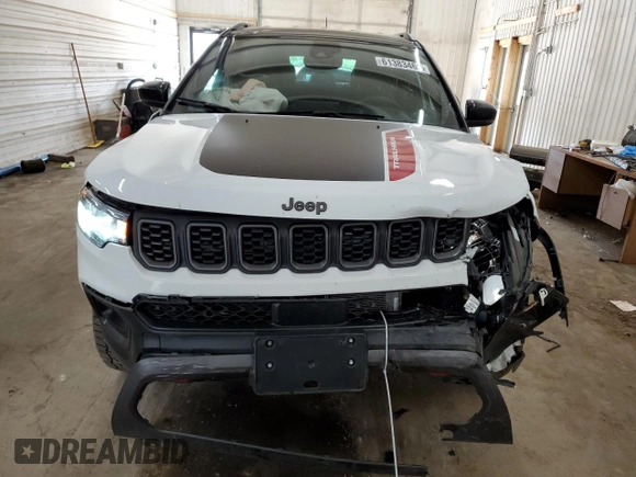 2025 Jeep Compass Trailhawk with VIN 3C4NJDDN8ST529024, listed as a Copart auction lot 61383465 with 4,233 mi miles and Salvage title. Bid and sale history available at DreamBid. Image 5.