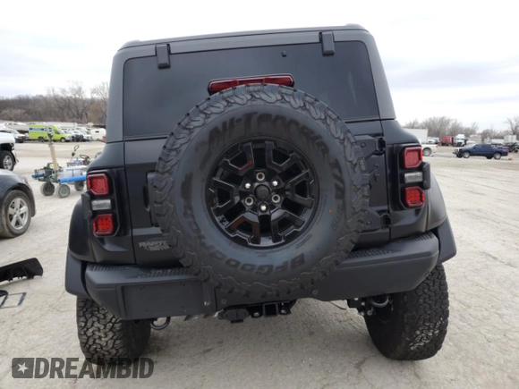 2024 Ford Bronco Raptor z VIN 1FMEE0RR1RLA48137, wystawiony jako Copart lot #87255664 z przebiegiem 1 974 mil mil oraz Szkoda całkowita • Salvage title. Historia ofert i sprzedaży dostępna na DreamBid. Obrazek 6.