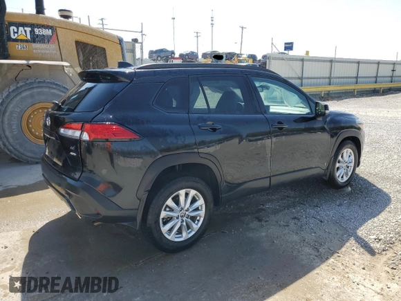2024 Toyota Corolla Cross LE z VIN 7MUCAABG2RV103351, wystawiony jako Copart lot #53272015 z przebiegiem 24 743 mil mil oraz Szkoda całkowita • Salvage title. Historia ofert i sprzedaży dostępna na DreamBid. Obrazek 3.