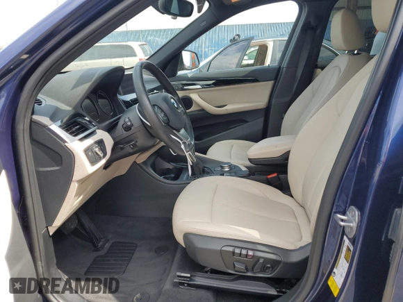 2019 BMW X1 sDrive28i z VIN WBXHU7C56K5N33695, wystawiony jako Copart lot #55492205 z przebiegiem 18 824 mil mil oraz Szkoda całkowita • Salvage title. Historia ofert i sprzedaży dostępna na DreamBid. Obrazek 7.