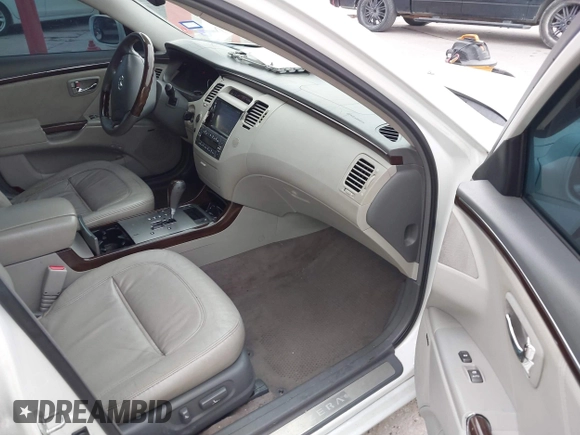 2009 Hyundai Azera Limited z VIN KMHFC46F39A358569, wystawiony jako IAAI lot #42294790 z przebiegiem 118 366 mil mil oraz . Historia ofert i sprzedaży dostępna na DreamBid. Obrazek 5.