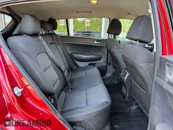 2021 Kia Sportage LX z VIN KNDPMCAC0M7906613, wystawiony jako Copart lot #59042605 z przebiegiem 183 811 mil mil oraz Czysty tytuł • Clean title. Historia ofert i sprzedaży dostępna na DreamBid. Obrazek 6.