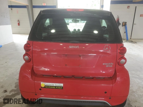 2014 Smart fortwo Passion z VIN WMEEJ9AA3EK792026, wystawiony jako Copart lot #60184015 z przebiegiem Nie podano mil oraz Czysty tytuł • Clean title. Historia ofert i sprzedaży dostępna na DreamBid. Obrazek 10.