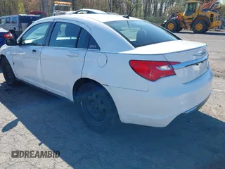 2014 Chrysler 200 LX z VIN 1C3CCBAB1EN146728, wystawiony jako IAAI lot #42081986 z przebiegiem 154 201 mil mil oraz . Historia ofert i sprzedaży dostępna na DreamBid. Obrazek 3.