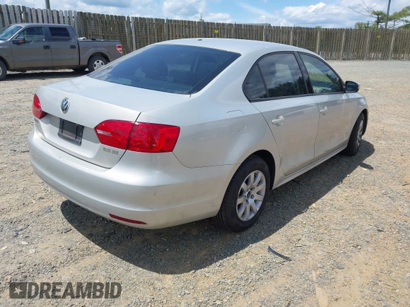2011 Volkswagen Jetta SE z VIN 3VWDZ7AJ6BM050759, wystawiony jako IAAI lot #42214279 z przebiegiem 234 511 mil mil oraz . Historia ofert i sprzedaży dostępna na DreamBid. Obrazek 4.