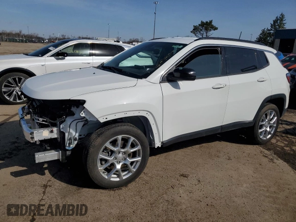 2024 Jeep Compass Latitude Lux z VIN 3C4NJDFN7RT104207, wystawiony jako Copart lot #47723925 z przebiegiem 14 935 mil mil oraz Szkoda całkowita • Salvage title. Historia ofert i sprzedaży dostępna na DreamBid. Obrazek 1.