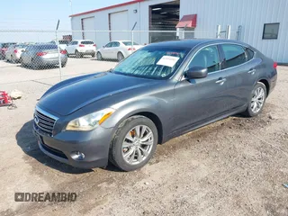 2013 Infiniti M z VIN JN1BY1AR5DM603855, wystawiony jako IAAI lot #42454181 z przebiegiem 130 409 mil mil oraz . Historia ofert i sprzedaży dostępna na DreamBid. Obrazek 2.