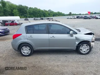 2011 Nissan Versa S z VIN 3N1BC1CP3BL360225, wystawiony jako IAAI lot #42213373 z przebiegiem 250 766 mil mil oraz . Historia ofert i sprzedaży dostępna na DreamBid. Obrazek 14.