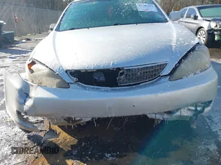 2003 Toyota Camry LE z VIN 4T1BF32K03U561492, wystawiony jako IAAI lot #41607321 z przebiegiem 171 920 mil mil oraz . Historia ofert i sprzedaży dostępna na DreamBid. Obrazek 6.