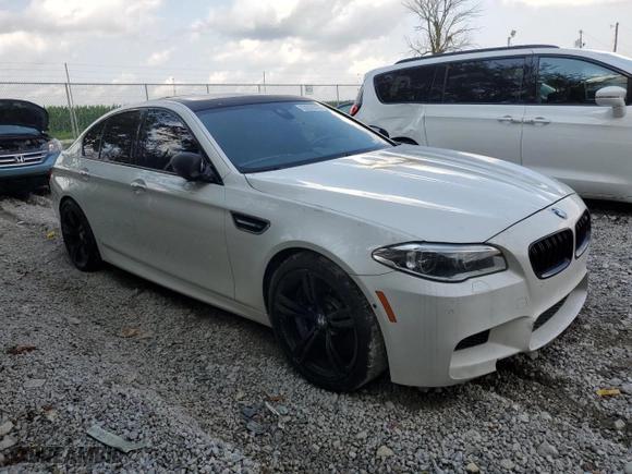 2015 BMW M5 with VIN WBSFV9C5XFD595229, listed as a Copart auction lot 63020514 with 0 mi miles and Salvage Title. Bid and sale history available at carsss.com. Image 4.