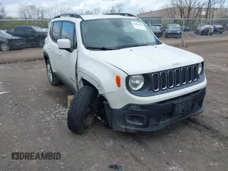 2015 Jeep Renegade Latitude with VIN ZACCJABT8FPC19914, listed as a IAAI auction lot 42081686 with 179,330 mi miles. Bid and sale history available at carsss.com. Image 1.
