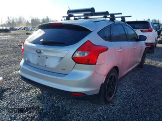 2014 Ford Focus SE z VIN 1FADP3K24EL399942, wystawiony jako IAAI lot #41697216 z przebiegiem 112 393 mil mil oraz . Historia ofert i sprzedaży dostępna na DreamBid. Obrazek 4.