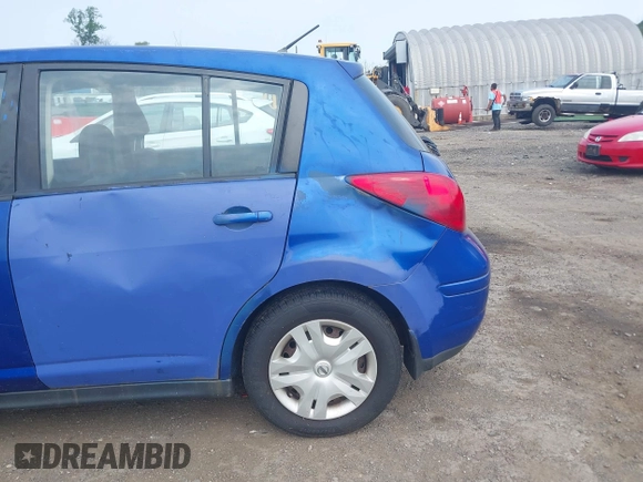 2011 Nissan Versa S z VIN 3N1BC1CP0BL395790, wystawiony jako IAAI lot #42477284 z przebiegiem 270 145 mil mil oraz . Historia ofert i sprzedaży dostępna na DreamBid. Obrazek 6.