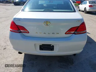 2007 Toyota Avalon XL z VIN 4T1BK36B07U220489, wystawiony jako IAAI lot #42332158 z przebiegiem 157 534 mil mil oraz . Historia ofert i sprzedaży dostępna na DreamBid. Obrazek 15.