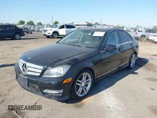 2013 Mercedes-Benz C 250 Sport z VIN WDDGF4HB9DR274623, wystawiony jako IAAI lot #42454520 z przebiegiem 142 991 mil mil oraz . Historia ofert i sprzedaży dostępna na DreamBid. Obrazek 2.