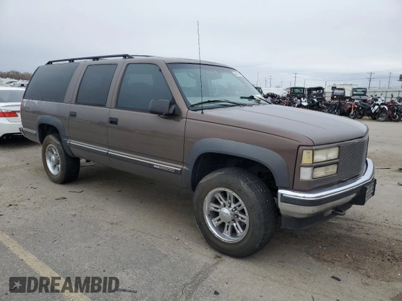 1997 GMC Suburban z VIN 3GKGK26J0VG513194, wystawiony jako Copart lot #45054235 z przebiegiem 228 363 mil mil oraz Szkody całkowita. Historia ofert i sprzedaży dostępna na DreamBid. Obrazek 4.