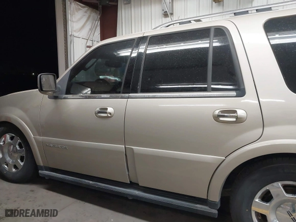 2005 Lincoln Navigator Luxury with VIN 5LMFU275X5LJ19216, listed as a IAAI auction lot 41641059 with 133,888 mi miles. Bid and sale history available at carsss.com. Image 14.