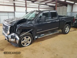 2015 GMC Sierra 2500HD SLT z VIN 1GT22ZEG9FZ101636, wystawiony jako Copart lot #55596615 z przebiegiem 164 235 mil mil oraz Szkoda całkowita • Salvage title. Historia ofert i sprzedaży dostępna na DreamBid. Obrazek 1.