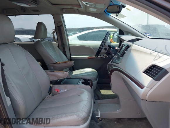 2012 Toyota Sienna XLE AAS z VIN 5TDYK3DC3CS240342, wystawiony jako IAAI lot #42172125 z przebiegiem 244 483 mil mil oraz . Historia ofert i sprzedaży dostępna na DreamBid. Obrazek 5.