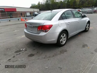 2014 Chevrolet Cruze 1LT z VIN 1G1PC5SB7E7249503, wystawiony jako IAAI lot #42005106 z przebiegiem 91 917 mil mil oraz . Historia ofert i sprzedaży dostępna na DreamBid. Obrazek 4.