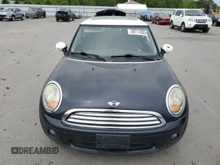 2009 MINI Hardtop z VIN WMWMF33559TW70161, wystawiony jako Copart lot #58711205 z przebiegiem 136 887 mil mil oraz Tytuł czysty. Historia ofert i sprzedaży dostępna na DreamBid. Obrazek 5.