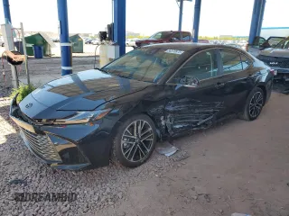2025 Toyota Camry LE z VIN 4T1DAACK5SU592617, wystawiony jako Copart lot #56370875 z przebiegiem 1 615 mil mil oraz Szkoda całkowita • Salvage title. Historia ofert i sprzedaży dostępna na DreamBid. Obrazek 1.