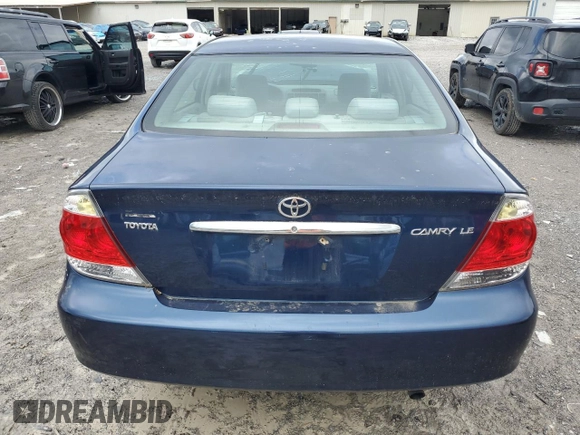 2005 Toyota Camry LE z VIN 4T1BE30K95U072730, wystawiony jako Copart lot #56398505 z przebiegiem 115 917 mil mil oraz Czysty tytuł • Clean title. Historia ofert i sprzedaży dostępna na DreamBid. Obrazek 6.