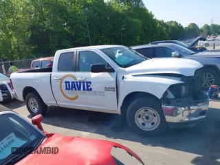 2018 Ram 1500 SLT z VIN 1C6RR6GG7JS324269, wystawiony jako IAAI lot #42148220 z przebiegiem 159 296 mil mil oraz . Historia ofert i sprzedaży dostępna na DreamBid. Obrazek 13.