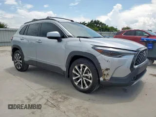 2023 Toyota Corolla Cross XLE z VIN 7MUDAAAG8PV046530, wystawiony jako Copart lot #62220895 z przebiegiem 25 941 mil mil oraz Szkoda całkowita • Salvage title. Historia ofert i sprzedaży dostępna na DreamBid. Obrazek 4.