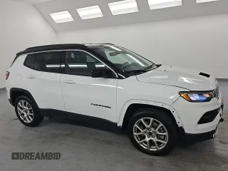 2025 Jeep Compass Limited z VIN 3C4NJDCN9ST507387, wystawiony jako Copart lot #62530215 z przebiegiem 9 049 mil mil oraz Czysty tytuł • Clean title. Historia ofert i sprzedaży dostępna na DreamBid. Obrazek 4.