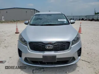 2019 Kia Sorento LX z VIN 5XYPG4A5XKG558737, wystawiony jako Copart lot #56864265 z przebiegiem 99 633 mil mil oraz Czysty tytuł • Clean title. Historia ofert i sprzedaży dostępna na DreamBid. Obrazek 5.