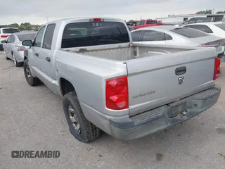 2005 Dodge Dakota ST z VIN 1D7HE28K75S308645, wystawiony jako IAAI lot #41931890 z przebiegiem 338 615 mil mil oraz . Historia ofert i sprzedaży dostępna na DreamBid. Obrazek 3.