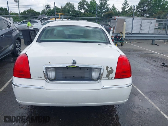2007 Lincoln Town Car Signature с VIN 1LNHM81W77Y607433, выставлен на аукционе IAAI как лот 42344423 с пробегом 190 760 миль миль и . История ставок и продаж доступна на DreamBid. Изображение 16.