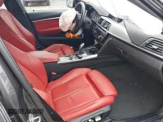 2018 BMW 3 Series 340i xDrive z VIN WBA8B7C52JA576565, wystawiony jako IAAI lot #42187346 z przebiegiem 59 429 mil mil oraz . Historia ofert i sprzedaży dostępna na DreamBid. Obrazek 5.