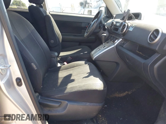 2008 Scion xB z VIN JTLKE50E981039702, wystawiony jako IAAI lot #42227040 z przebiegiem 261 144 mil mil oraz . Historia ofert i sprzedaży dostępna na DreamBid. Obrazek 5.