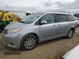 2012 Toyota Sienna XLE z VIN 5TDDK3DC5CS032011, wystawiony jako Copart lot #54602105 z przebiegiem 130 102 mil mil oraz Szkoda całkowita • Salvage title. Historia ofert i sprzedaży dostępna na DreamBid. Obrazek 1.