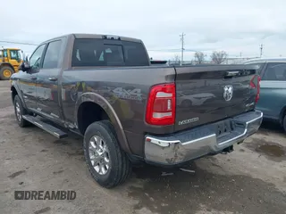2020 Ram 2500 Laramie z VIN 3C6UR5FL5LG249102, wystawiony jako IAAI lot #41414195 z przebiegiem 42 044 mil mil oraz . Historia ofert i sprzedaży dostępna na DreamBid. Obrazek 3.
